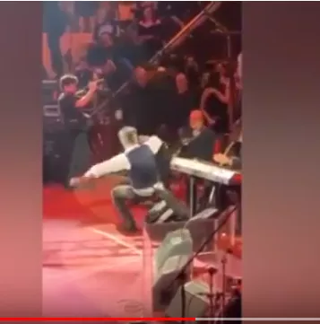 Así fue la caída de Alejandro Fernández en pleno concierto