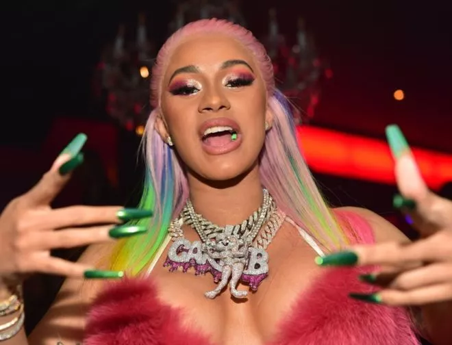 Cardi B, la irreverente rapera de origen dominicano que pasó de ser estríper a reescribir la historia del hip hop