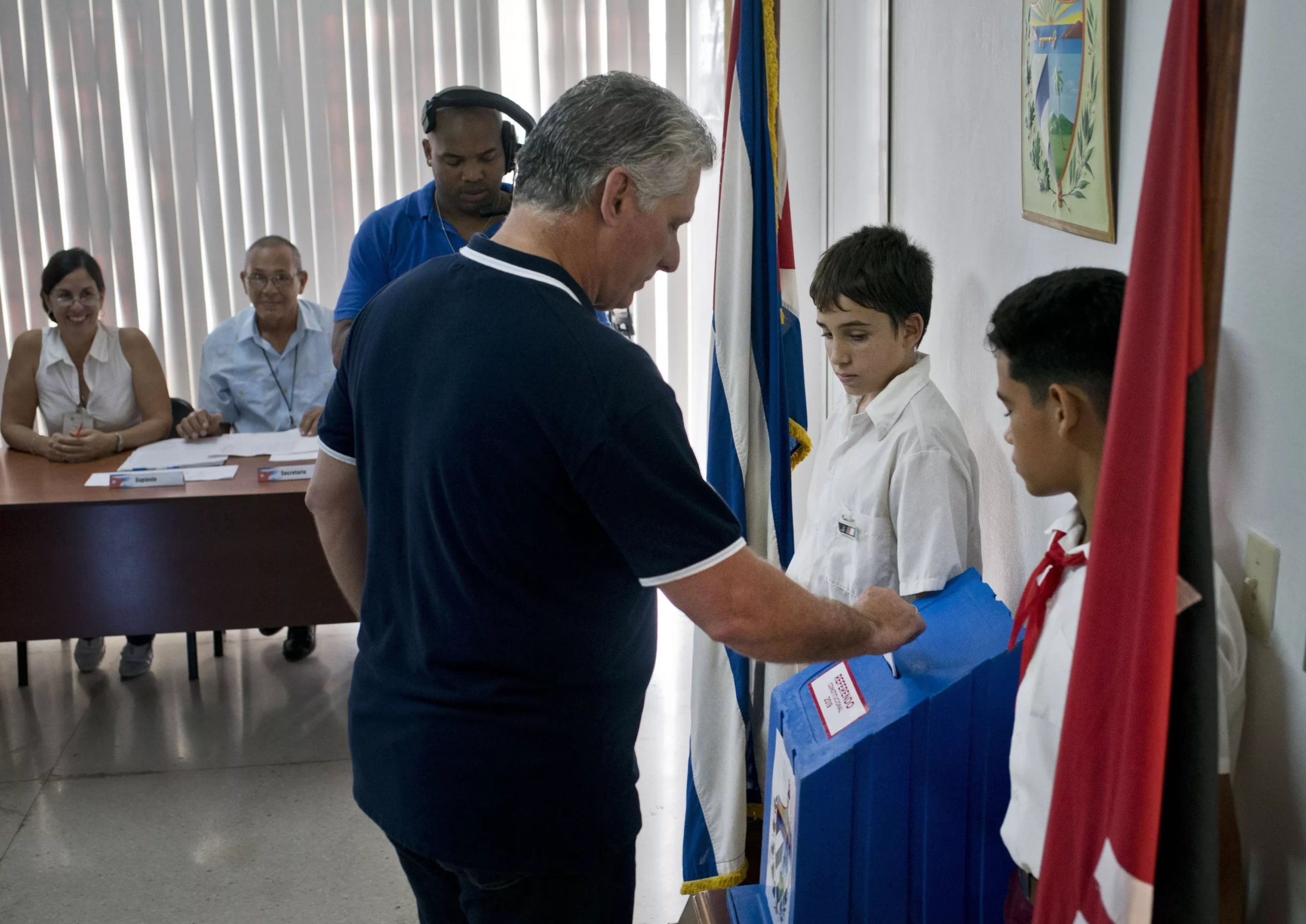 Cubanos van a las urnas a refrendar reforma a Constitución