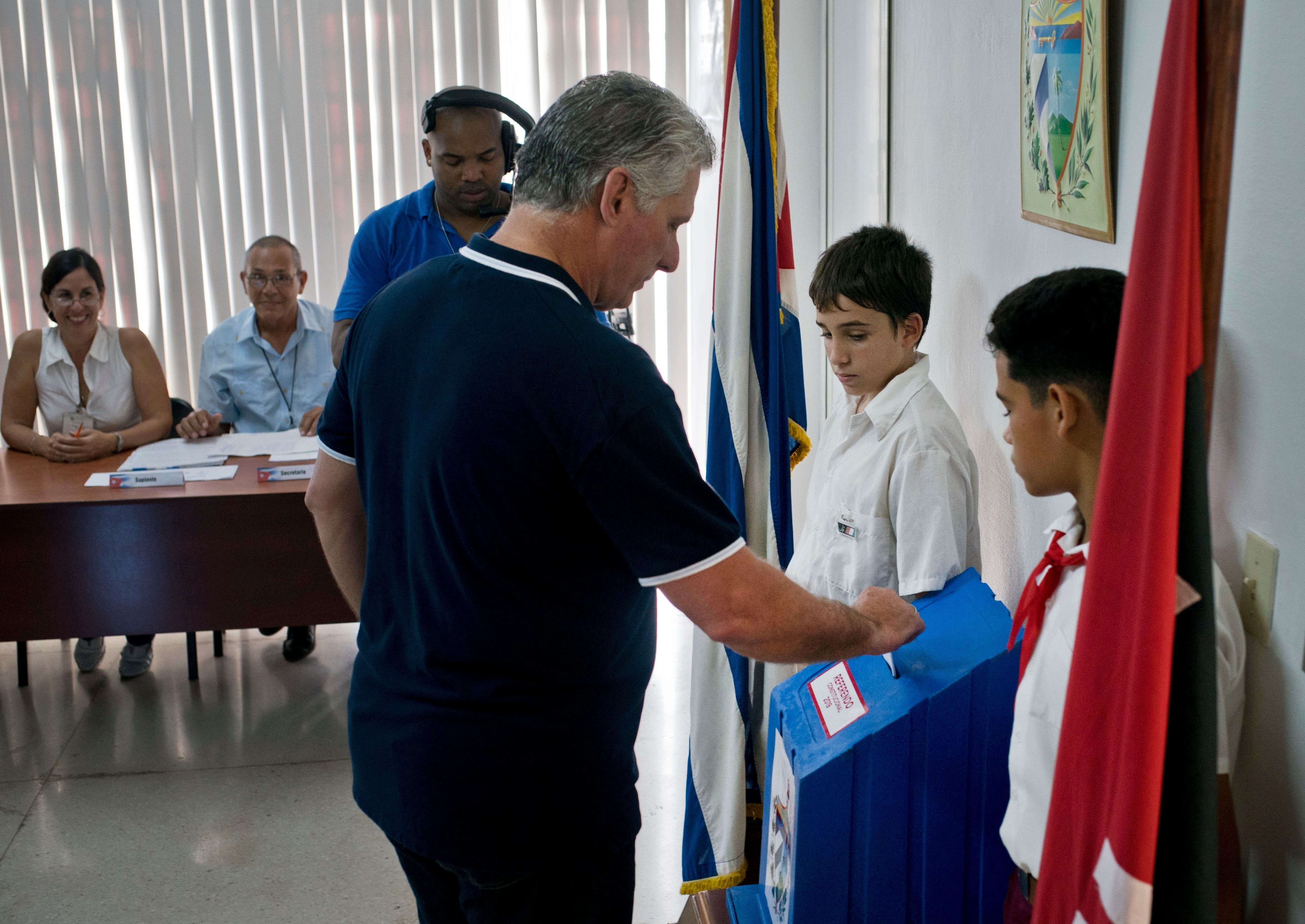 Cubanos van a las urnas a refrendar reforma a Constitución