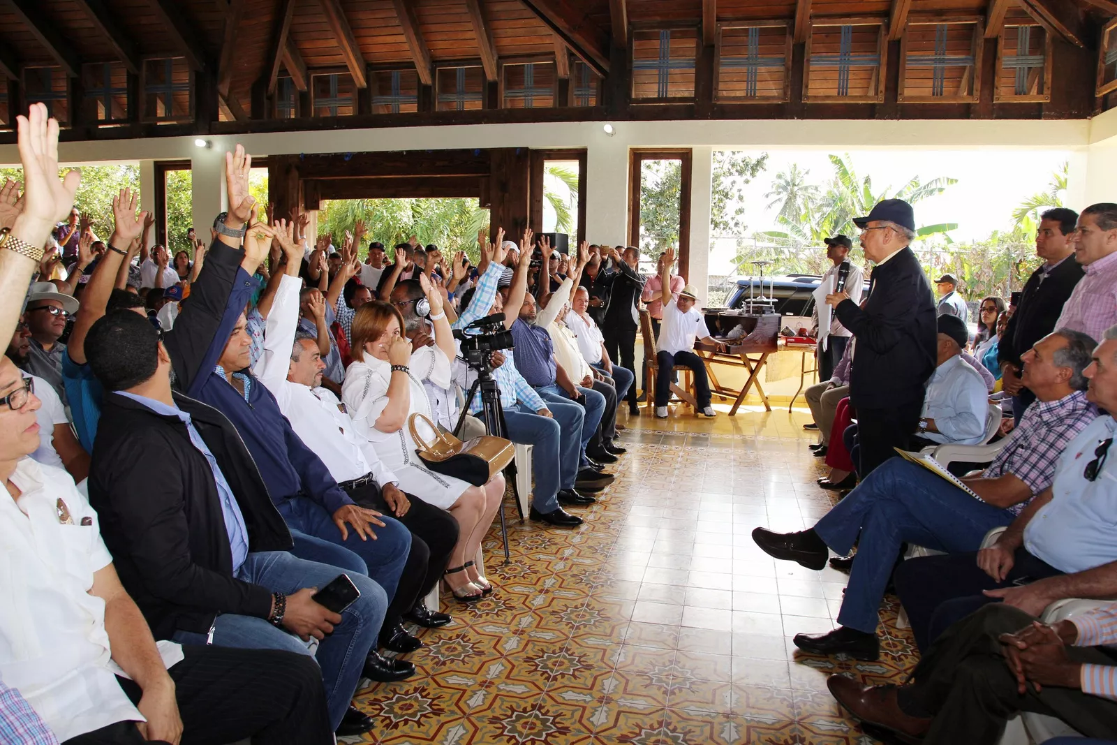 Presidente Medina promete apoyo a tabacaleros de tamboril