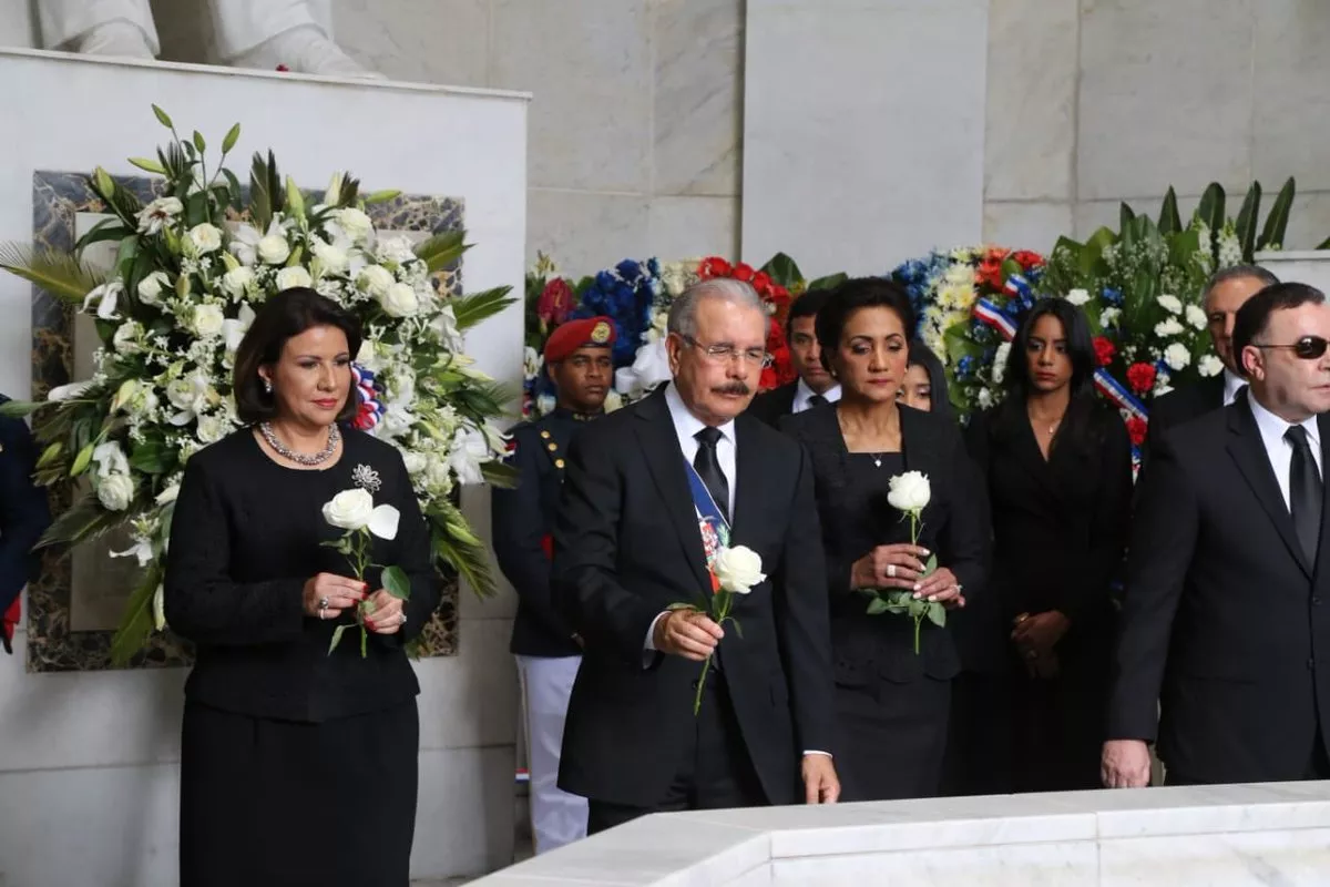 19. El presidente Danilo Medina, la vicepresidenta Margarita Cedeño y la primera dama Cándida Montilla colocan tres flores blancas en el mausoleo de los Padres de la Patria.