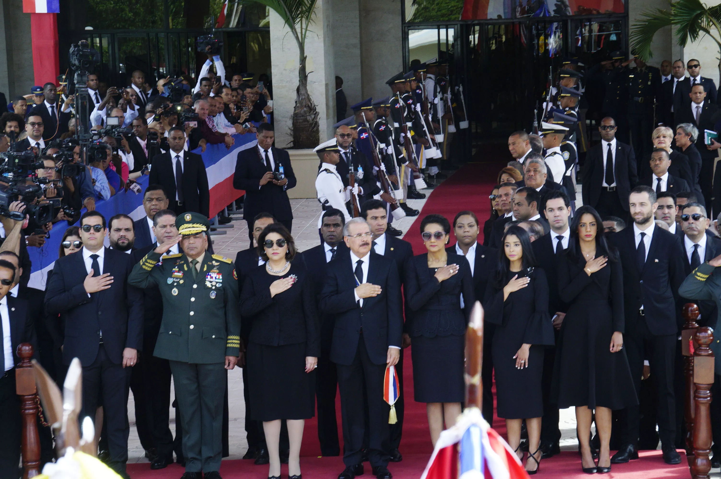 1. El presidente Danilo Medina recibe honores militares. Foto: Elieser Tapia.