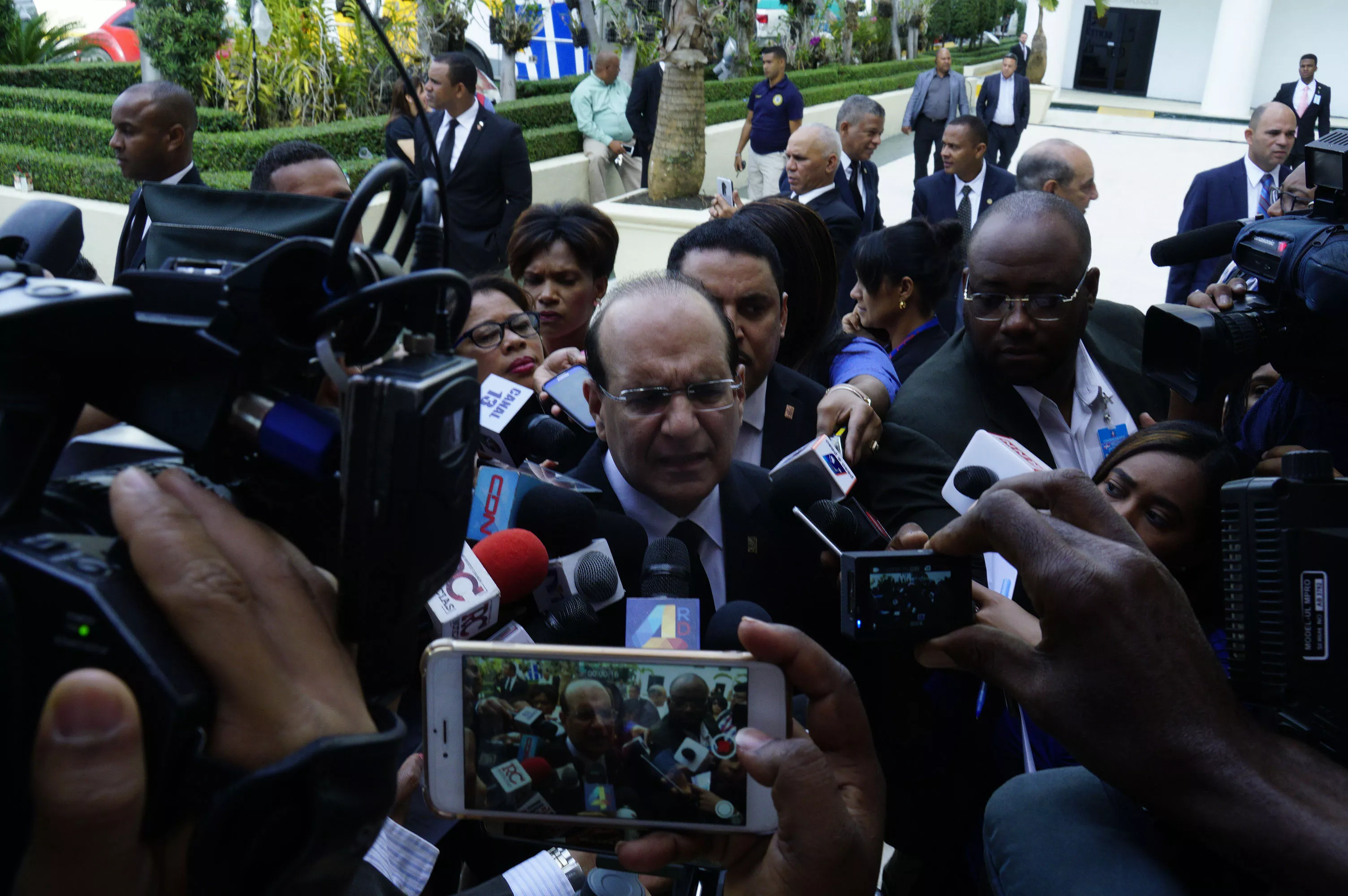 4. El presidente de la Junta Central Electoral, Julio César Castaños Guzmán, ofrece declaraciones a la prensa tras su llegada al Congreso Nacional. foto: Elieser Tapia.