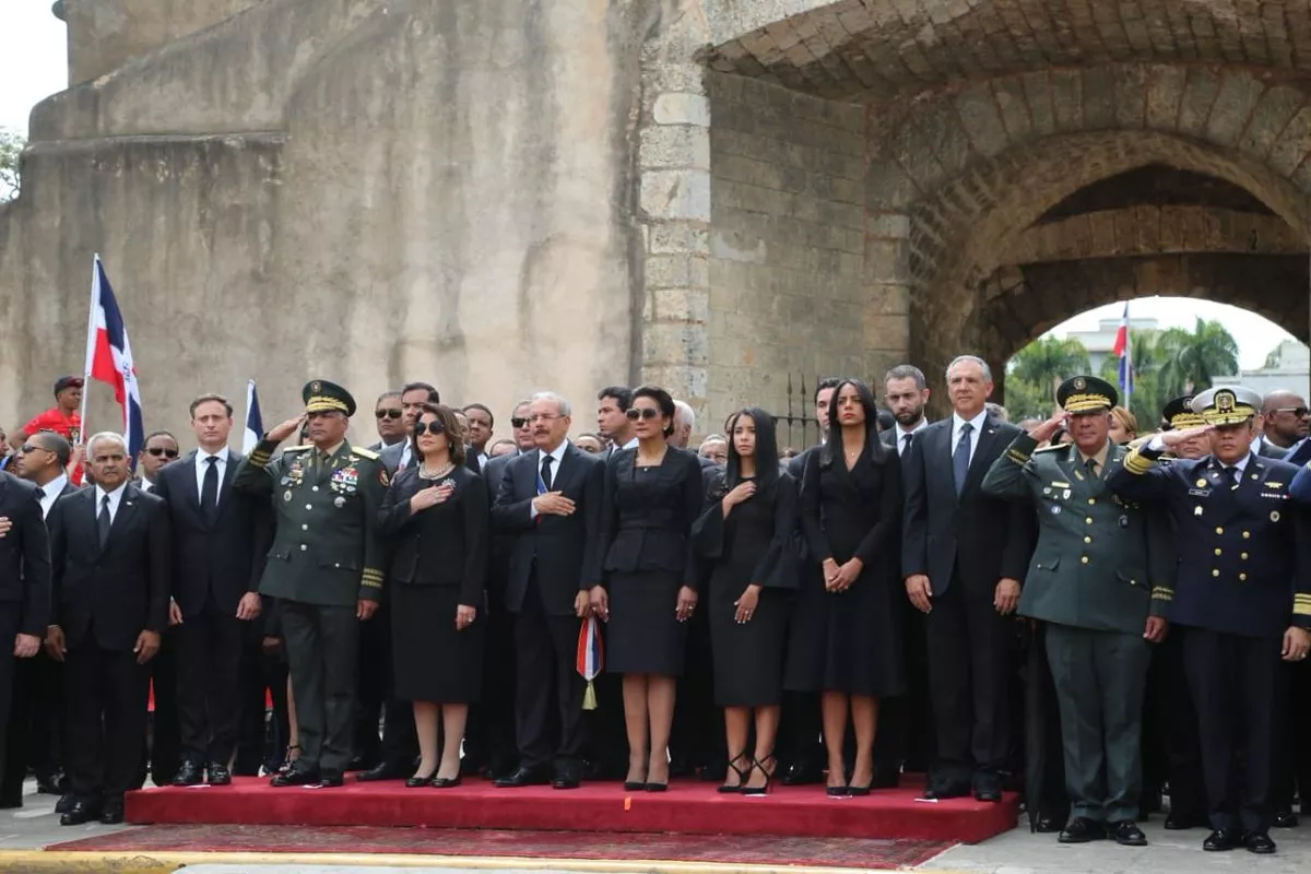 17. El presidente Medina depositó una ofrenda floral en el Altar de la Patria en compañía de la primera Dama Cándida Montilla, dos de sus hijas; la vicepresidenta Margarita Cedeño de Fernández, funcionarios y los altos mandos militares.