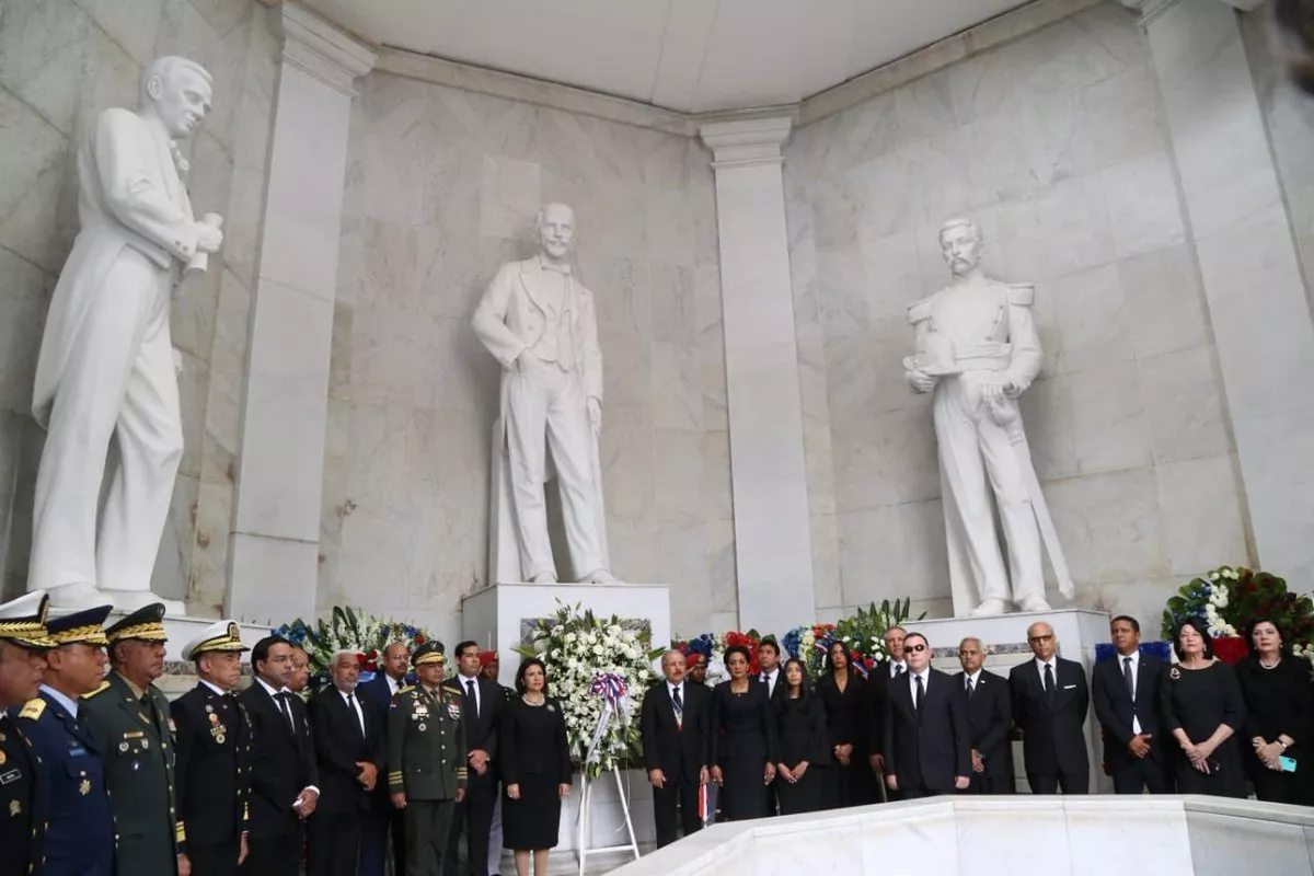 18. El Mandatario rindió tributo a los Padres de la Patria.