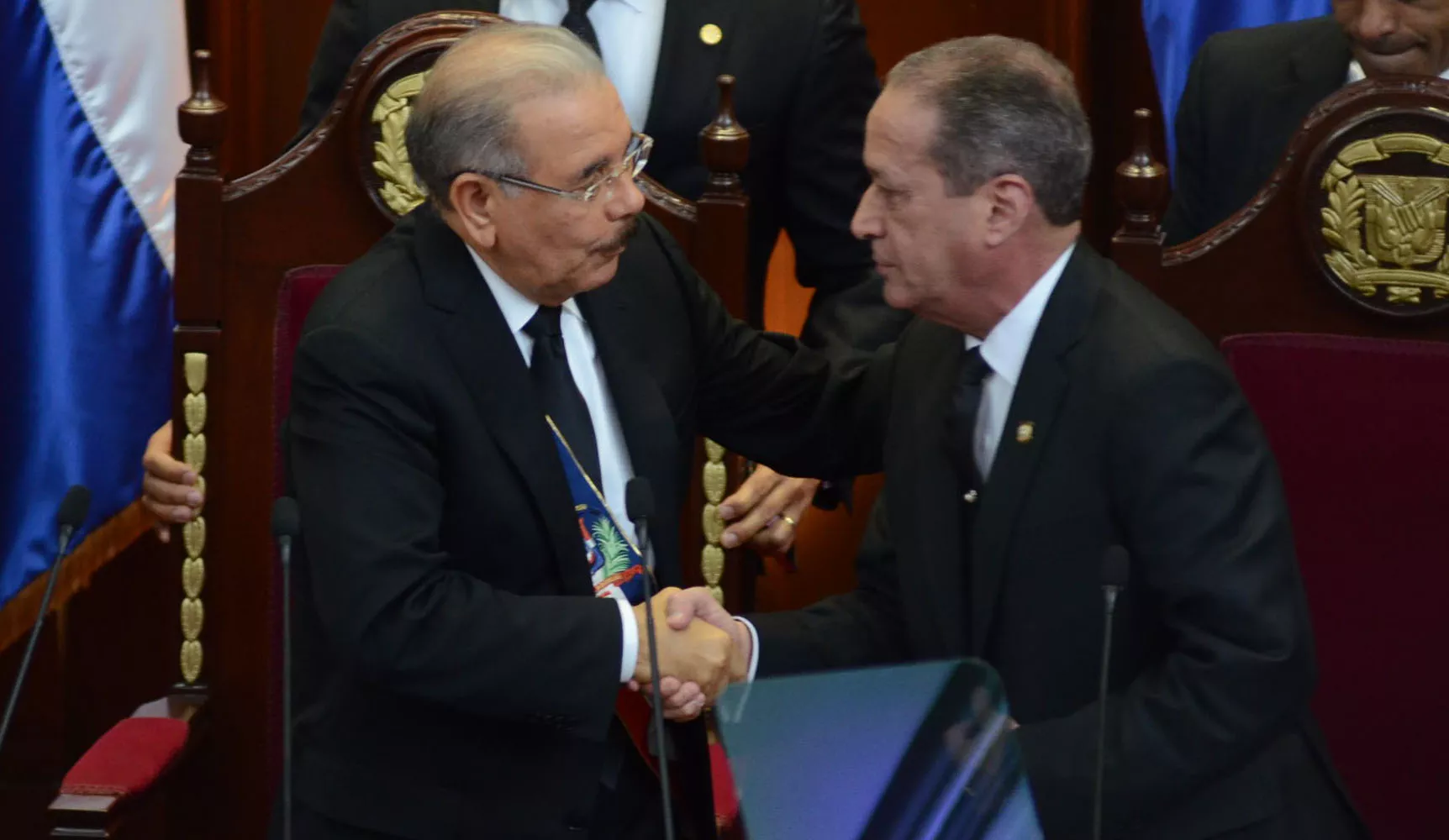 10. El presidente Danilo Medina y el presidente del Senado se dan la mano luego de que ste último pronunciara su discurso. Foto: José de León