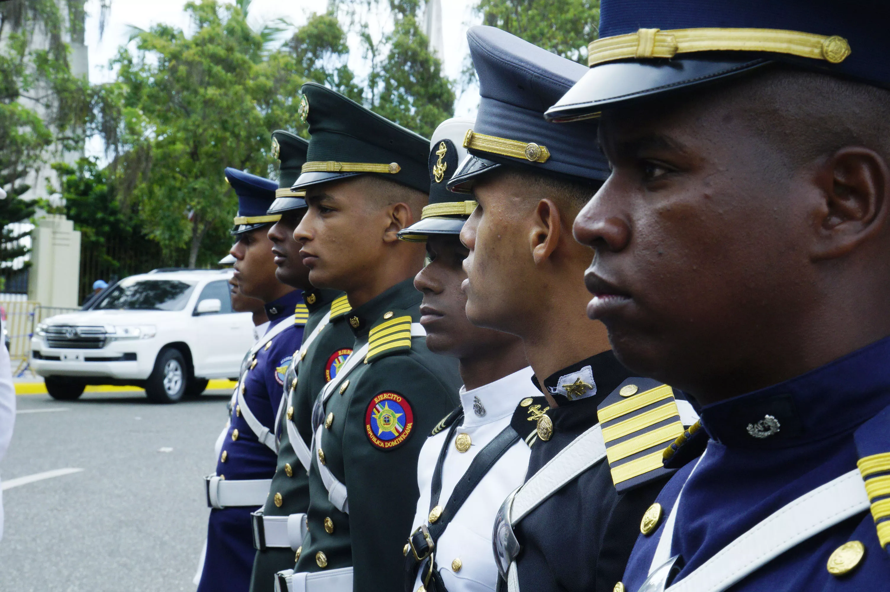 5. Parte de los cadetes apostados en el Congreso Nacional para rendir honores militares al presidente Medina. Foto: Elieser Tapia.