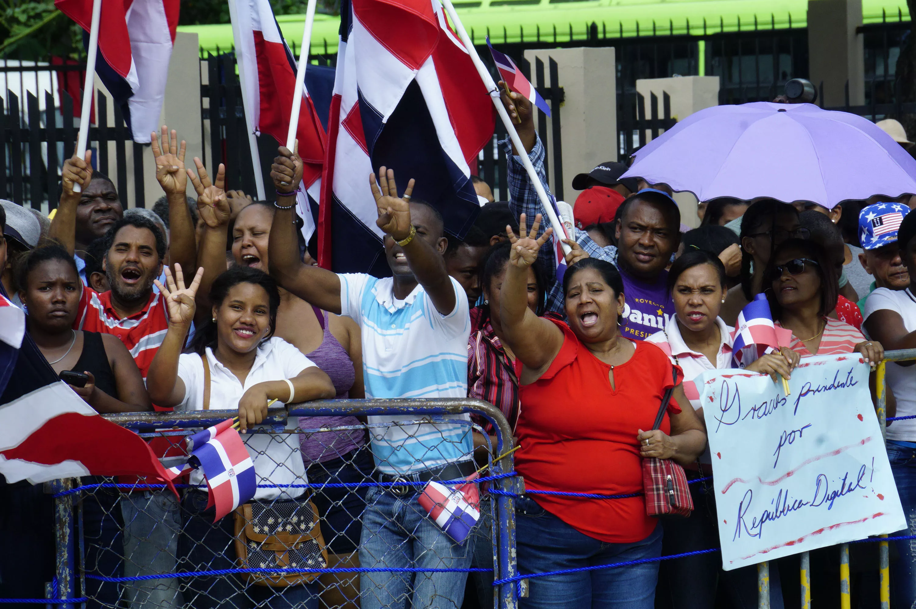 8. Mientras el gobernante pronunciaba su discurso, un grupo de personas se apostó en los alrededores del Congreso para manifestarle su apoyo y pedir que se vuelva a presentar como candidato a la Presidencia. Foto: Elieser Tapia.