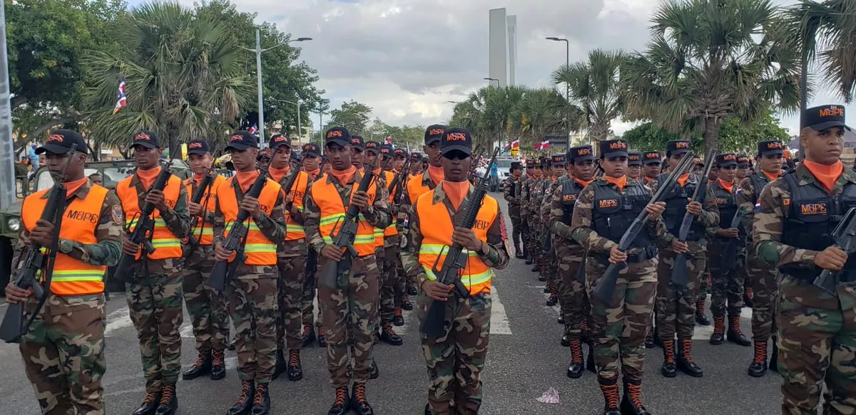 24. El desfile militar fue realizado en el Malecón