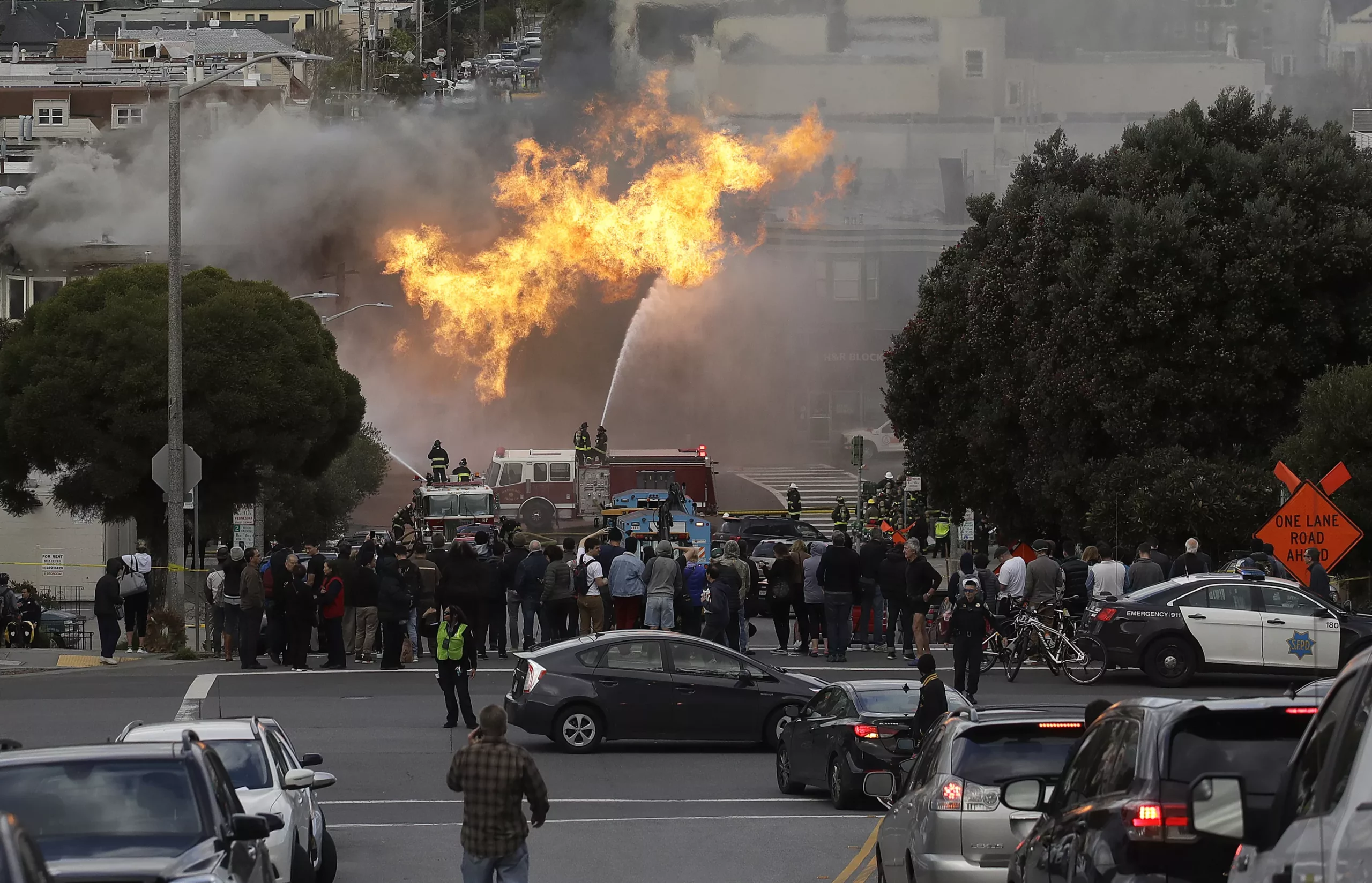 Cinco edificios se incendian tras explosión de una tubería de gas en San Francisco