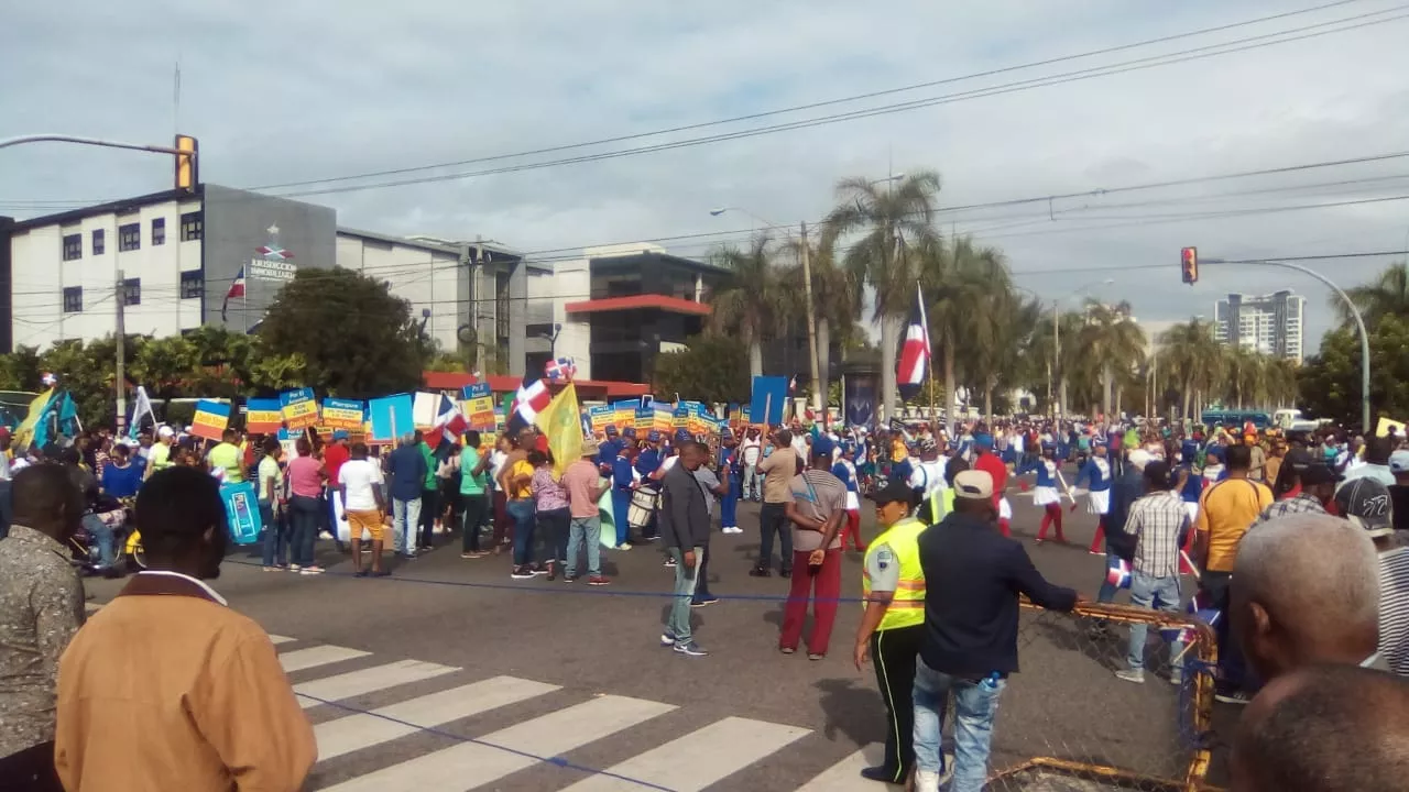 Piden reelección de Danilo Medina frente al Congreso Nacional