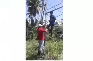 Atrapan a dos hombres robando angulares a torre de transmisión en María Trinidad Sánchez