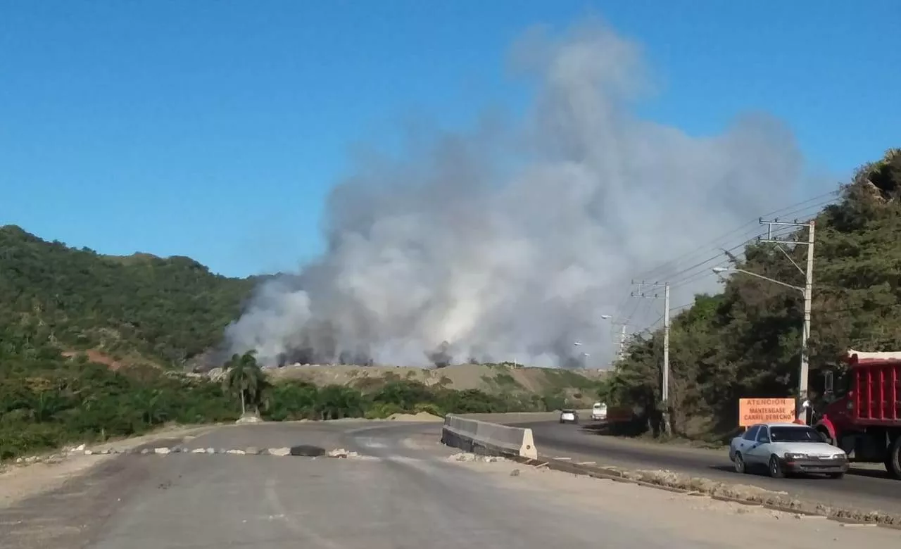 Humareda de vertedero en Puerto Plata amenaza llegada crucero cargado de turistas