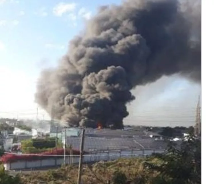 Video: Fuego afecta fábrica de plásticos en Haina