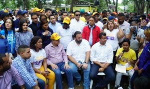 Leonel entre torneos, debate constitucional y lluvia en encuentro con jóvenes