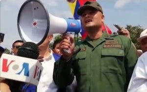 Un mayor del Ejército se rebela contra el gobierno de Maduro y anuncia apoyo a Guaidó