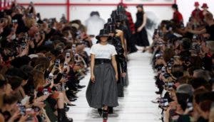 Dior vuelve a transformar la pasarela en un manifiesto feminista