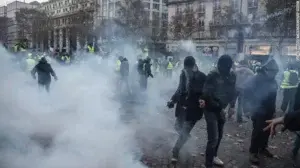 Policía lanza gas lacrimógeno contra manifestantes en París