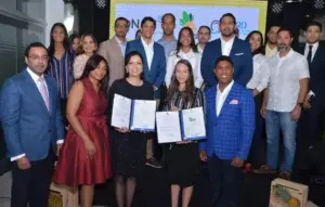 ONAPI entrega marcas registradas a productores de piña de Monte Plata