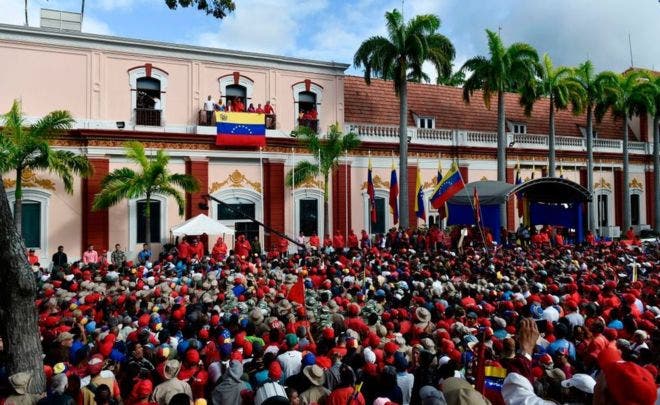 «Estoy dispuesto a morir por la revolución», hablan “los colectivos” que resisten en la defensa de Nicolás Maduro