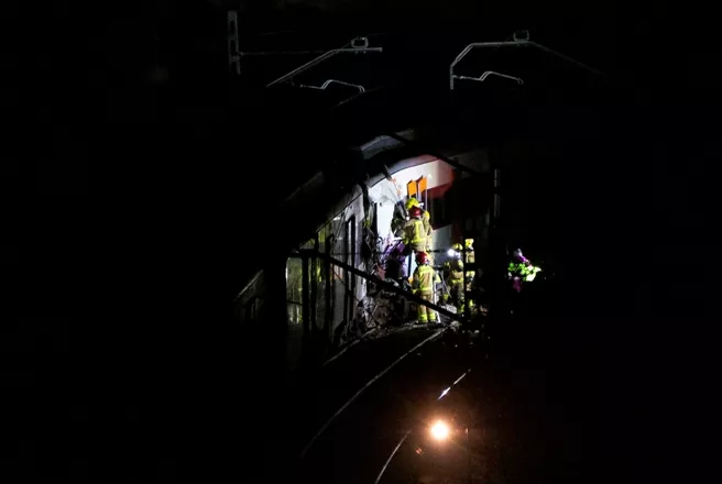 Un muerto y 100 heridos en choque de trenes en España