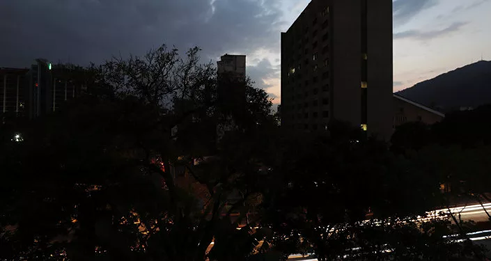 Medio Venezuela completa 40 horas sin luz y en Caracas llega a algunas zonas