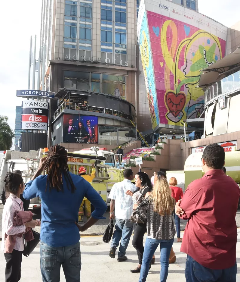 Fuego en  Acrópolis crea revuelo en la avenida Churchill