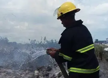 Cadena dona equipos a los bomberos de Verón