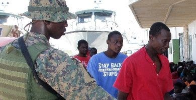 Bahamas procesa a migrantes haitianos