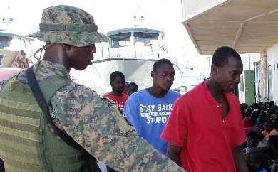 Bahamas procesa a migrantes haitianos