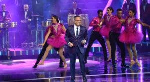 Gilberto Santa Rosa fue de los primeros artistas en actuar anoche en los premios Soberano celebrados en el Teatro Nacional. Alberto Calvo.