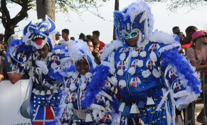 Desfile carnaval con coloridas comparsas