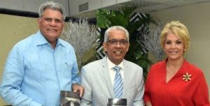 Mario Emilio Guerrero con libro “Poemas en el tiempo”