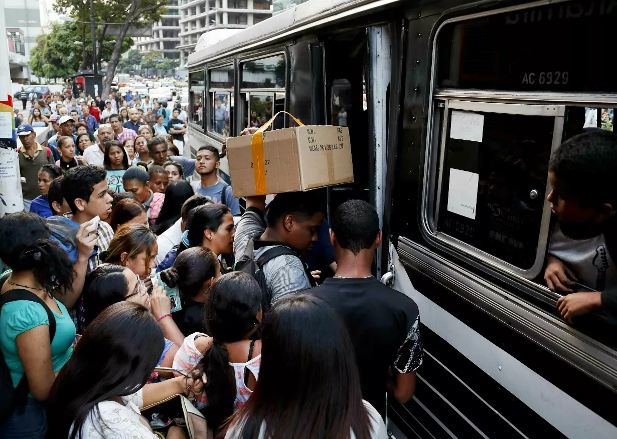 Vuelve la luz en parte de Caracas y medio Venezuela