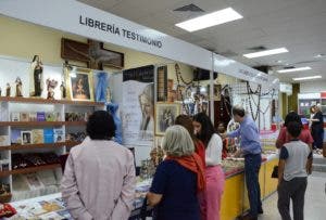 Obras de reconocidos autores católicos se venden allí.  