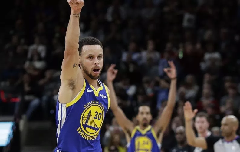 Curry encesta triple a distancia de 61 pies