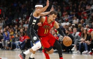 El base Trae Young agradece a los trabajadores electorales con comidas