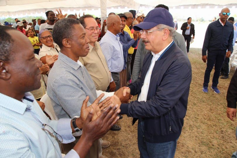 Danilo Medina entrega moderna granja a porcicultores de Cumayasa
