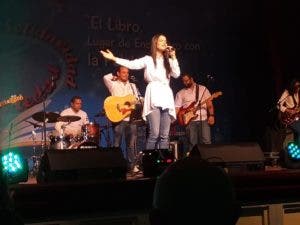 Celinés Díaz cantó hermosas alabanzas y como sorprendió a todos con nuevo tema.