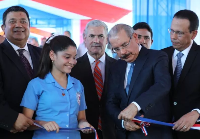 Danilo Medina corta cinta en actividad en La Vega.