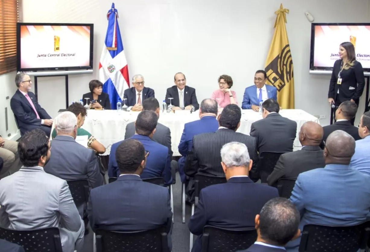 Pleno de la Junta se reunió por menos de una hora con los delegados de esas organizaciones.