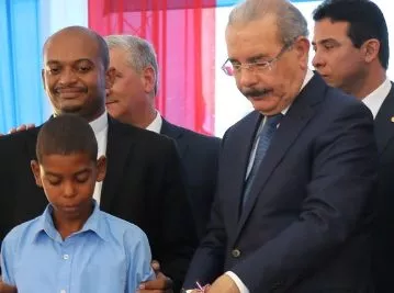 Medina entrega tres escuelas en Nigua