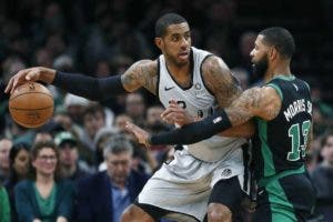 San Antonio derrotó a Boston Celtics y mantiene posibilidad de llegar a los Playoffs