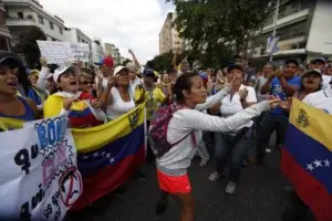 Oposición llama a protestas tras apagón nacional que aún persiste en algunas regiones