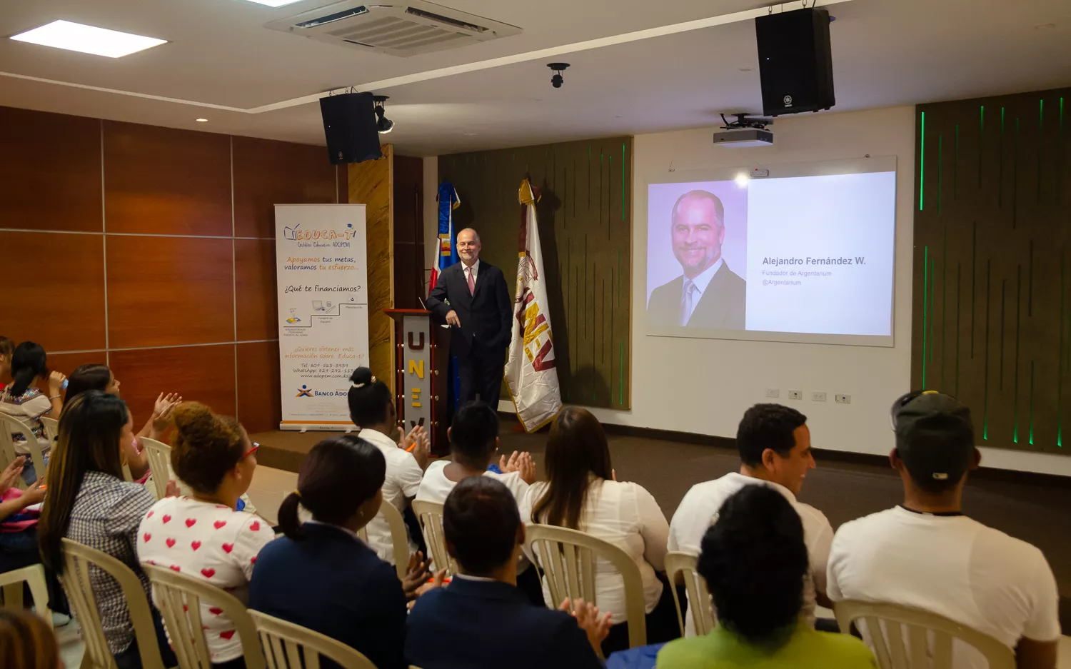 Adopem auspicia charla de Alejandro Fernández W. en la UNEV