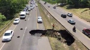 Obras Públicas exhorta a conductores tener precaución en la autopista Duarte tras hundimiento en esa vía