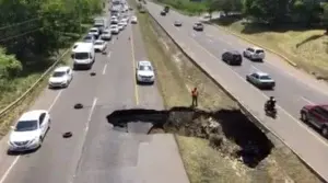 Se hunde tramo de la autopista Duarte próximo al Aeropuerto Internacional del Cibao