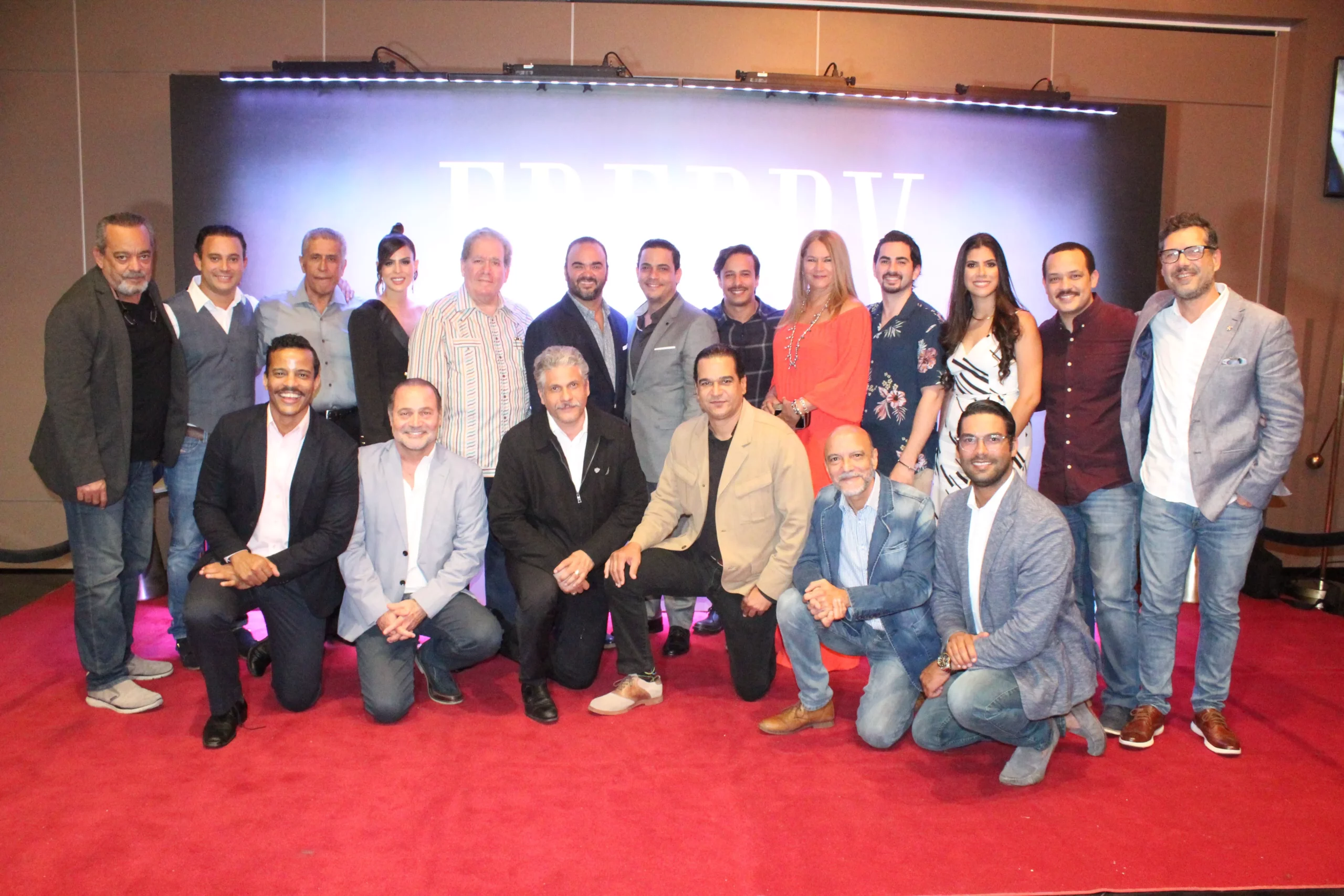 director-y-productor-juanot-al-elenco