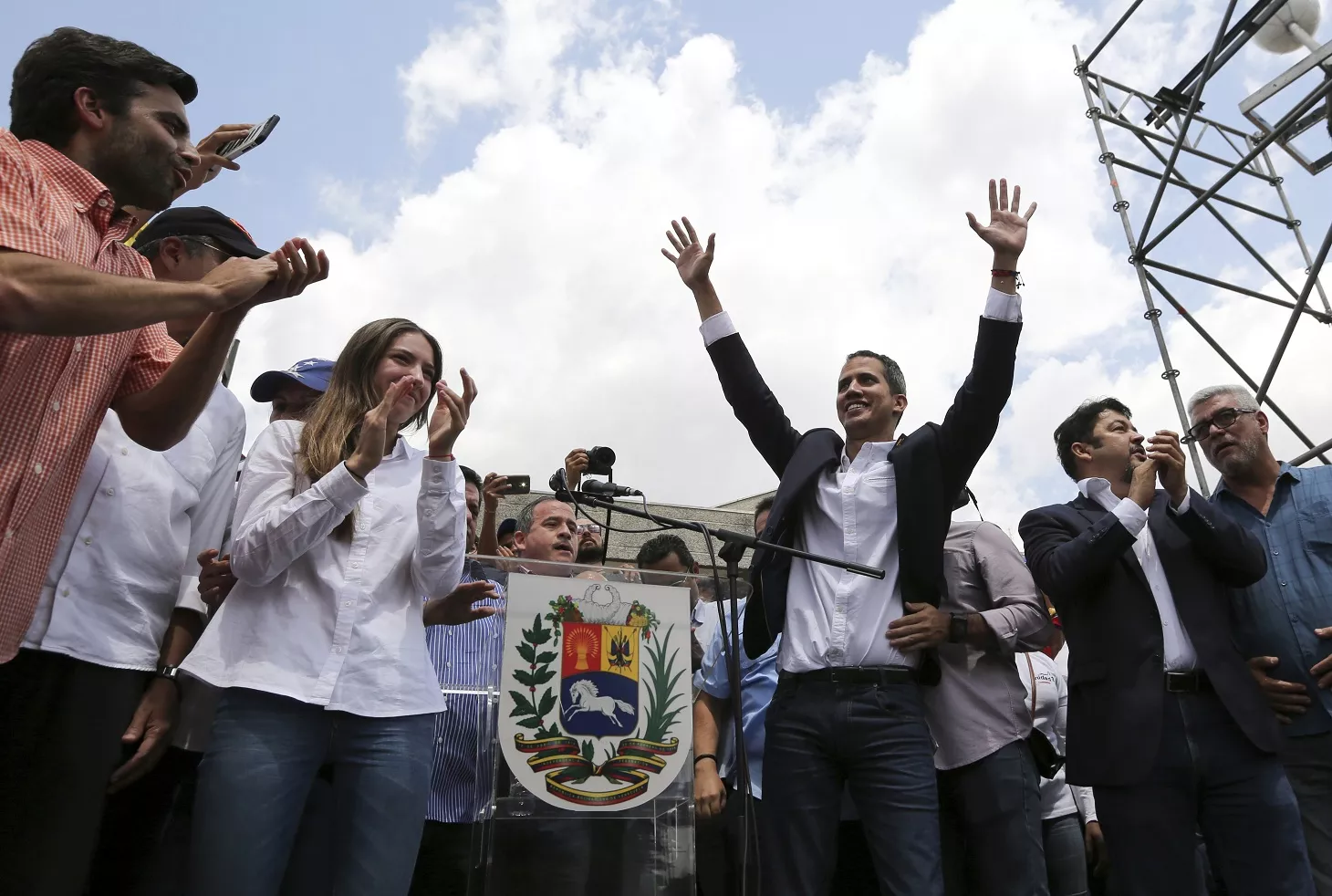 Juan Guaidó pregunta a Fuerzas Armadas venezolanas- ¿Qué más van a esperar?